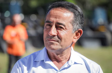 Prefeito Eudes Ribeiro destaca avanço na agricultura ao receber máquina para Fronteiras
