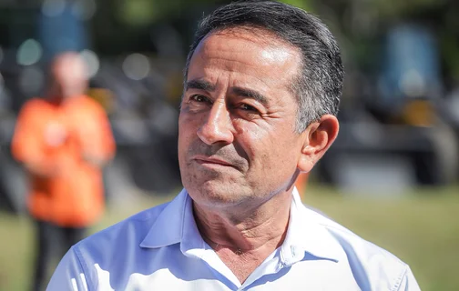 Prefeito Eudes Ribeiro destaca avanço na agricultura ao receber máquina para Fronteiras