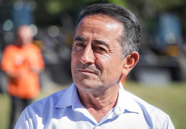 Prefeito Eudes Ribeiro destaca avanço na agricultura ao receber máquina para Fronteiras