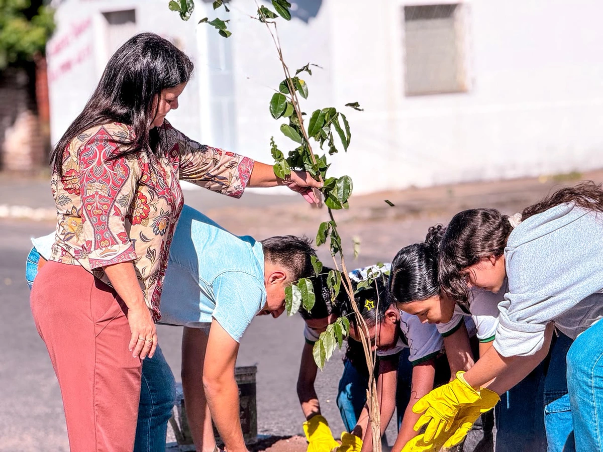 Prefeitura promove plantio de mudas e reforça compromisso com a preservação ambiental