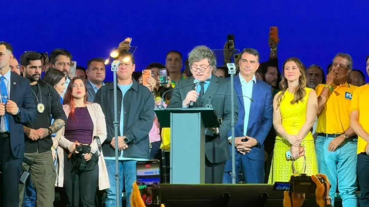 Presidente argentino discursou durante convenção nacional do PL, que lançou Flávio ao Planalto