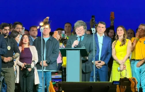 Presidente argentino discursou durante convenção nacional do PL, que lançou Flávio ao Planalto