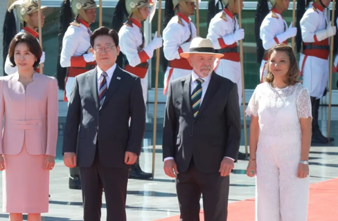 Presidente da Coreia do Sul, Lee Jae-myung e Presidente Lula juntamente com as primeiras-damas de cada país