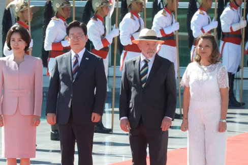 Presidente da Coreia do Sul, Lee Jae-myung e Presidente Lula juntamente com as primeiras-damas de cada país