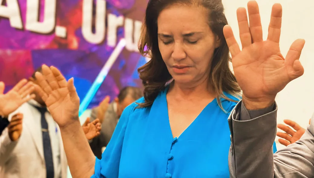 Professora Zildênia em oração