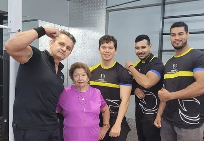 Professores Demóstenes, Germano, Jessi e Bruno com Dona Maria Reis que vai fazer 100 anos