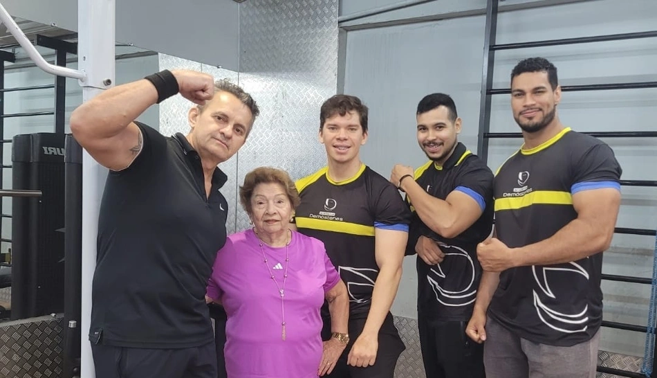 Professores Demóstenes, Germano, Jessi e Bruno com Dona Maria Reis que vai fazer 100 anos