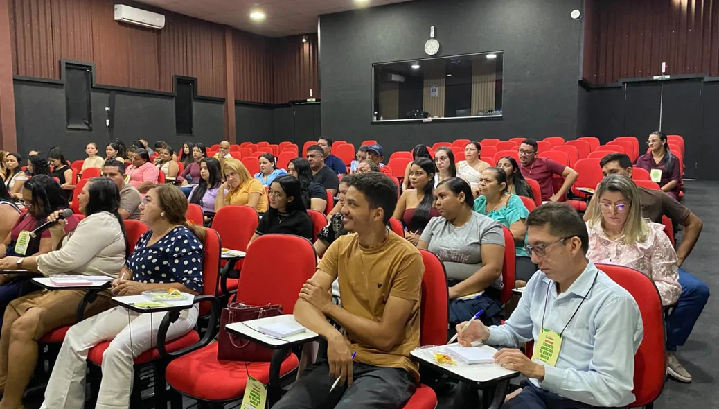 Profissionais e estudantes participaram do minicurso realizado no Cine Teatro Municipal