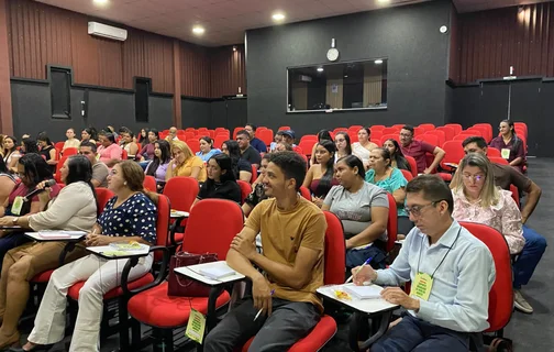 Profissionais e estudantes participaram do minicurso realizado no Cine Teatro Municipal