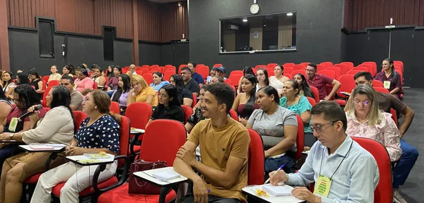 Profissionais e estudantes participaram do minicurso realizado no Cine Teatro Municipal