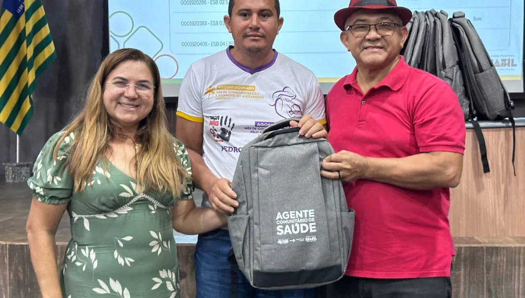 Profissional da saúde recebendo bolsa