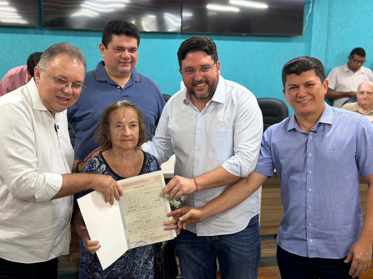 Rubens Vieira acompanha entrega de documentos do Casa Legal