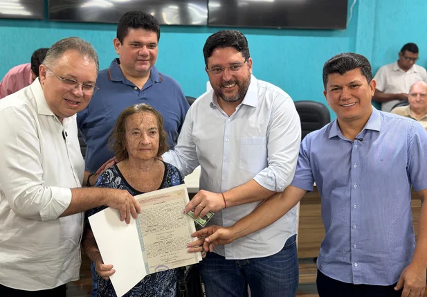 Rubens Vieira acompanha entrega de documentos do Casa Legal