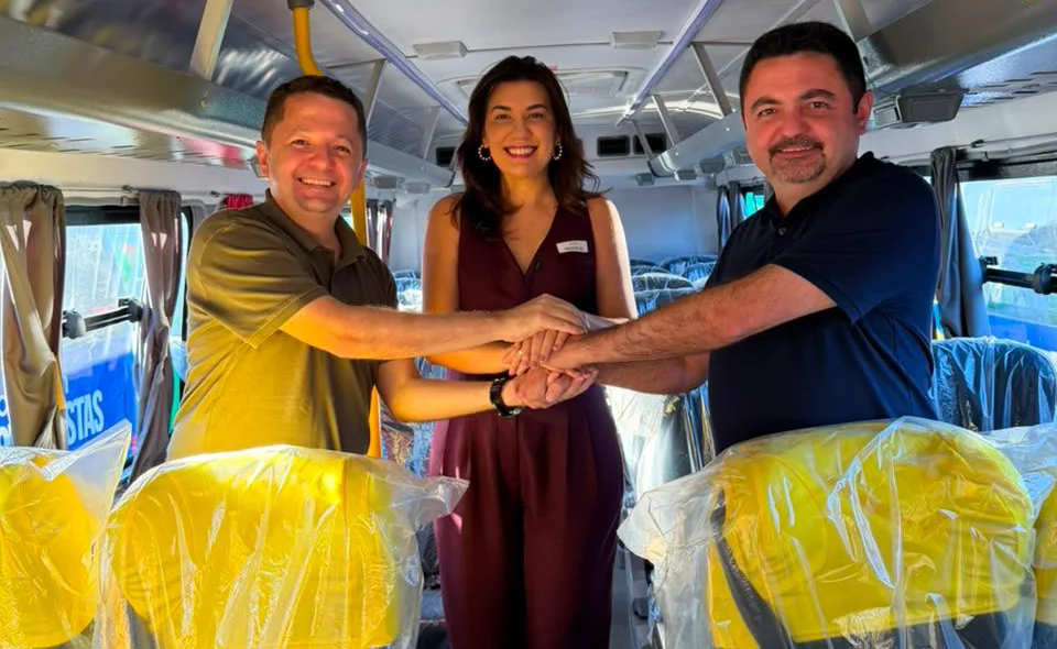 Santa Cruz do Piauí recebe Unidade Odontológica Móvel e micro-ônibus para transporte de pacientes