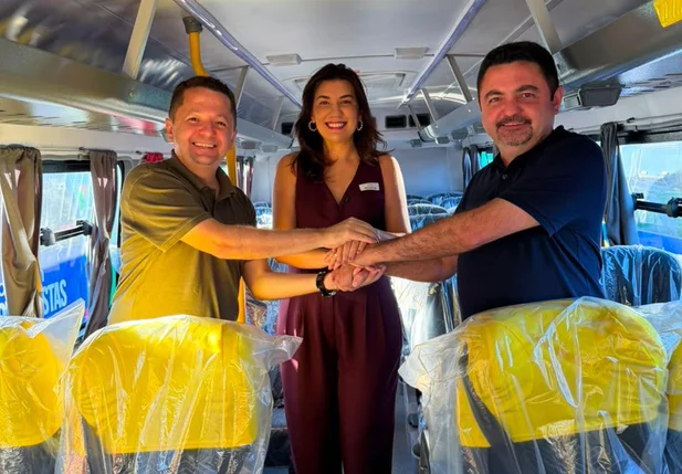 Santa Cruz do Piauí recebe Unidade Odontológica Móvel e micro-ônibus para transporte de pacientes