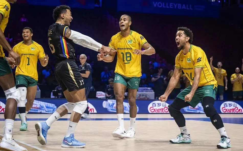 Seleção Brasileira masculina de vôlei comemora ponto em Brasil x França semana 3 da VNL