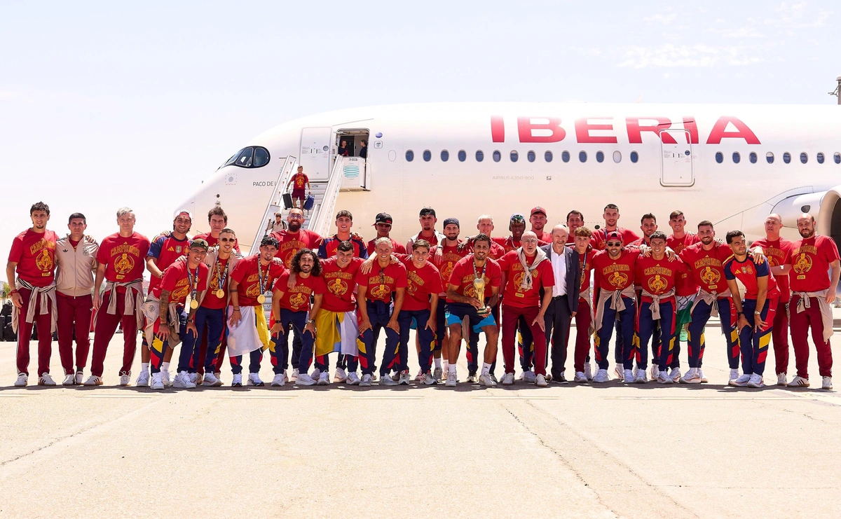 Seleção da Espanha desembarca em Madri após título da Copa do Mundo