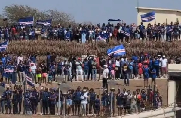 Seleção de Cabo Verde é recebida com festa na capital após campanha histórica na Copa do Mundo