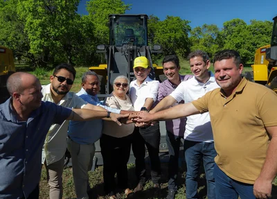 Senador Marcelo Castro entrega 19 pás carregadeiras