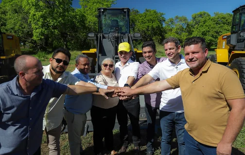 Senador Marcelo Castro entrega 19 pás carregadeiras