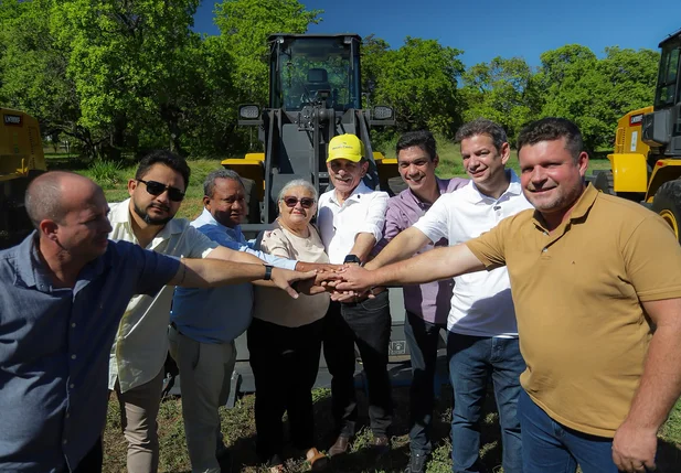 Senador Marcelo Castro entrega 19 pás carregadeiras