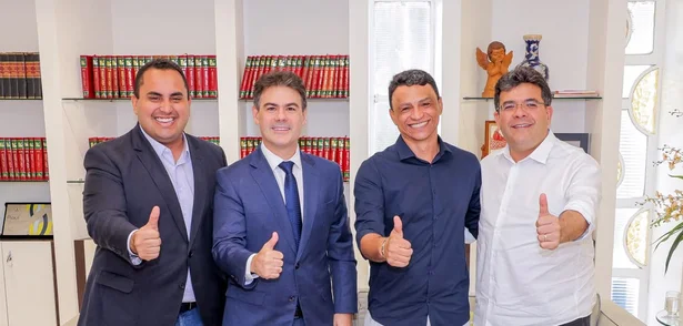 Severo Eulálio em reunião