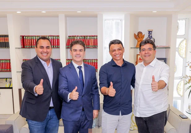 Severo Eulálio em reunião