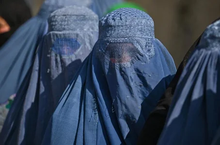 Talibã decide que o rosto e o corpo das mulheres não têm “direito de cidadania” e a voz.