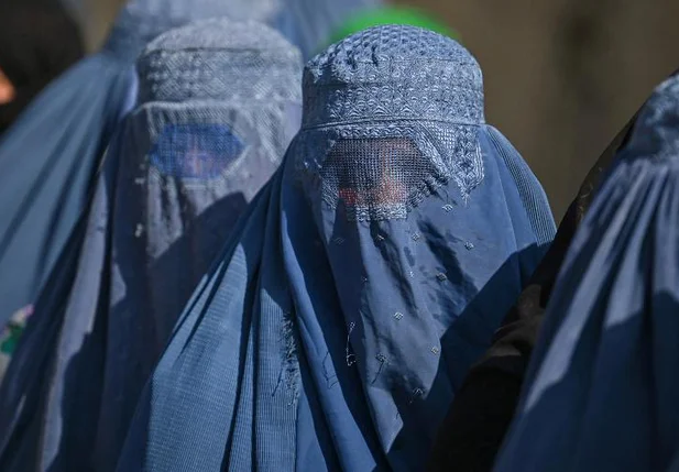 Talibã decide que o rosto e o corpo das mulheres não têm “direito de cidadania” e a voz.