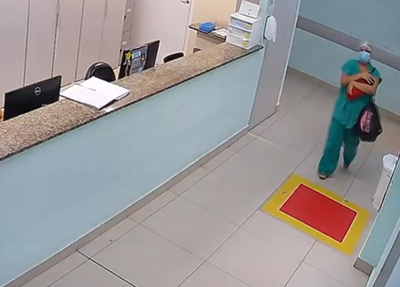 Técnica com o bebê no colo