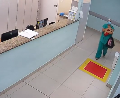 Técnica com o bebê no colo