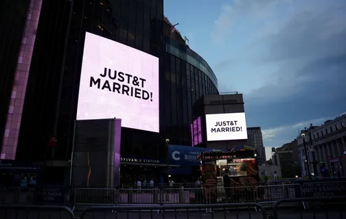Telões do Madison Square Garden exibem a mensagem "JUST&T MARRIED"