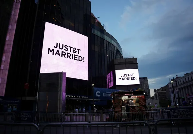 Telões do Madison Square Garden exibem a mensagem "JUST&T MARRIED"