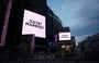 Telões do Madison Square Garden exibem a mensagem "JUST&T MARRIED"