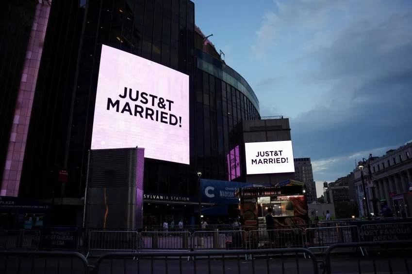 Telões do Madison Square Garden exibem a mensagem "JUST&T MARRIED"