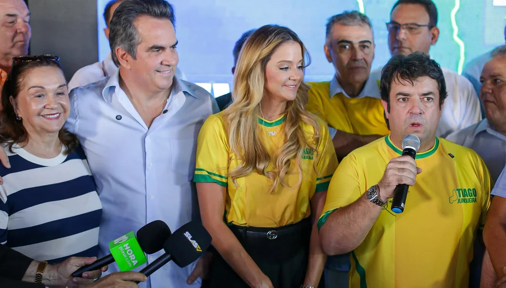 Tiago Junqueira discursando