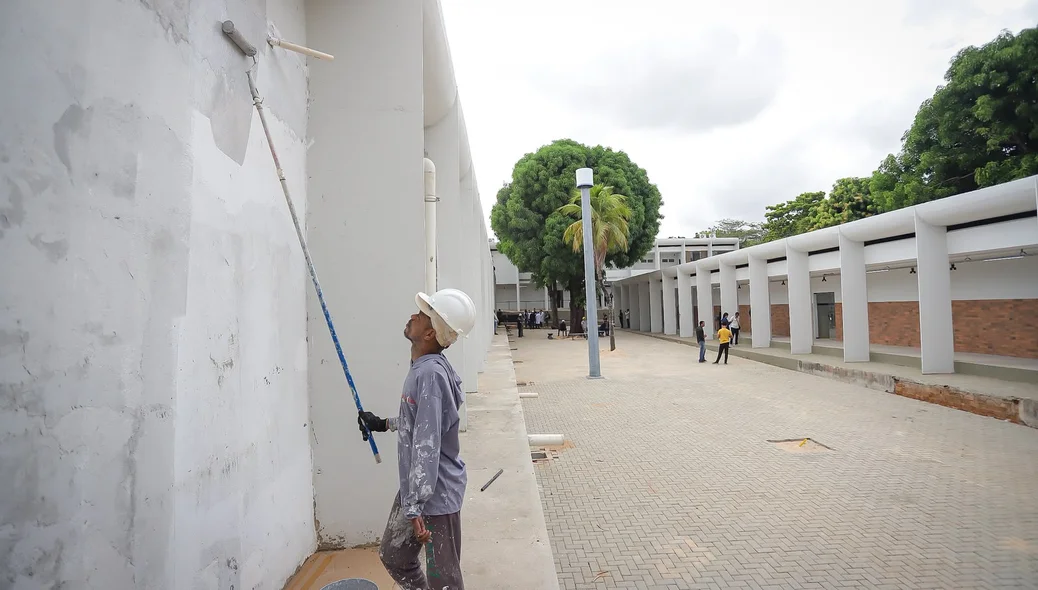 Trabalhadores durante vista a obra