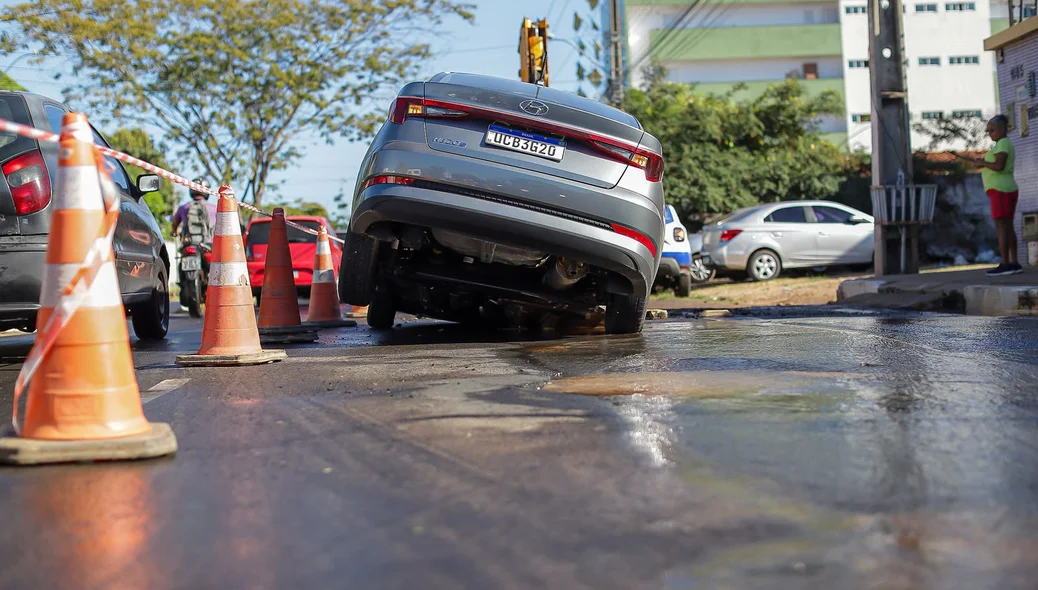 Vazamento da Águas de Teresina causa acidente na Avenida Odilon Araújo