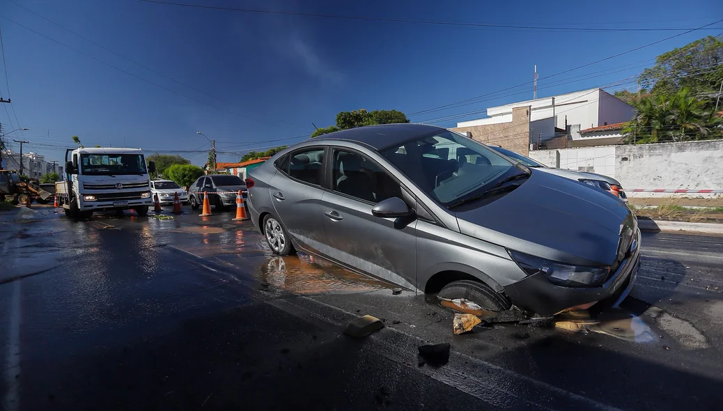 Veículo HB20S ficou preso na cratera que se abriu após vazamento da Águas de Teresina