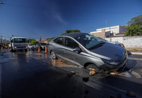 Carro cai em cratera após vazamento da Águas de Teresina na Avenida Odilon Araújo