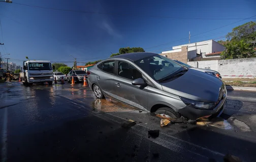 Veículo HB20S ficou preso na cratera que se abriu após vazamento da Águas de Teresina