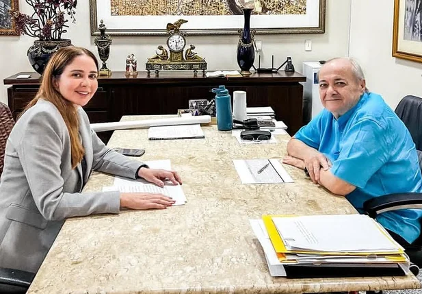Vereadora Lucy Soares e prefeito Sílvio Mendes