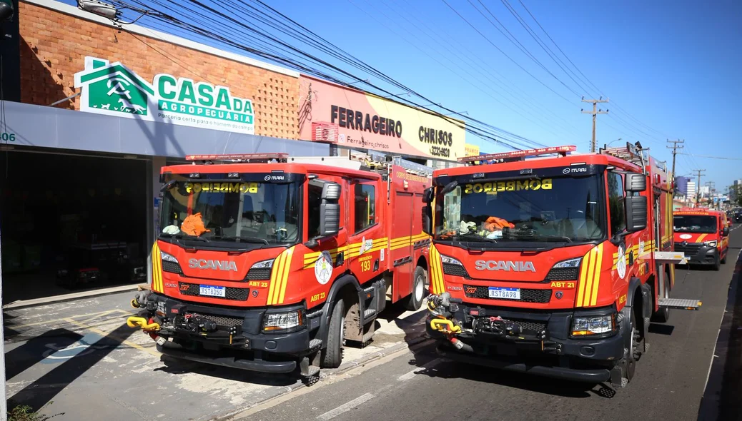 Viaturas do Corpo de Bombeiros em incêndio