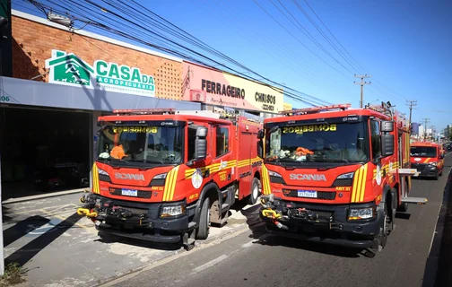 Viaturas do Corpo de Bombeiros em incêndio