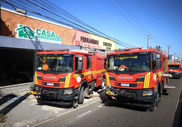 Viaturas do Corpo de Bombeiros em incêndio