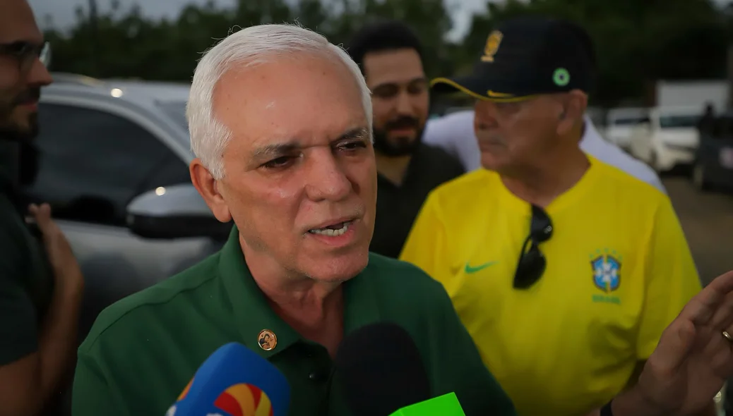 Vice-governador Themístocles Filho dá entrevista