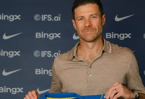 Xabi Alonso chega ao Chelsea para iniciar trabalho visando a temporada 2026/27