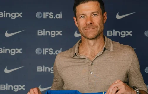 Xabi Alonso chega ao Chelsea para iniciar trabalho visando a temporada 2026/27