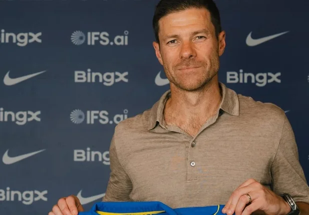 Xabi Alonso chega ao Chelsea para iniciar trabalho visando a temporada 2026/27
