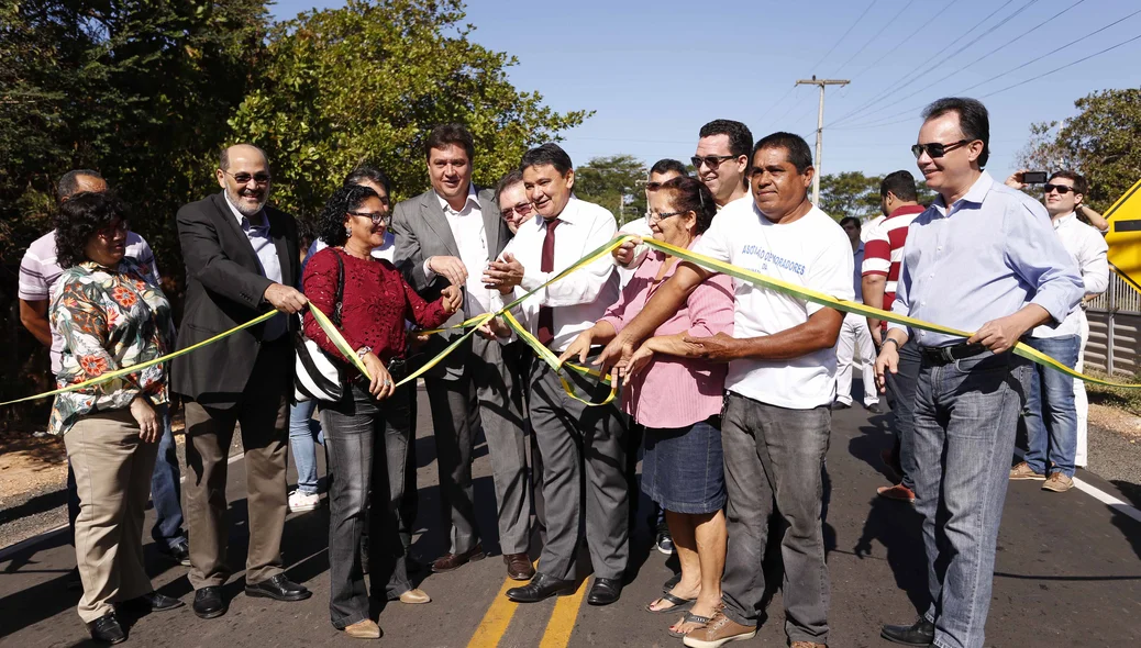 Corte da fita de inauguração da pavimentação da estrada das cajazeiras
